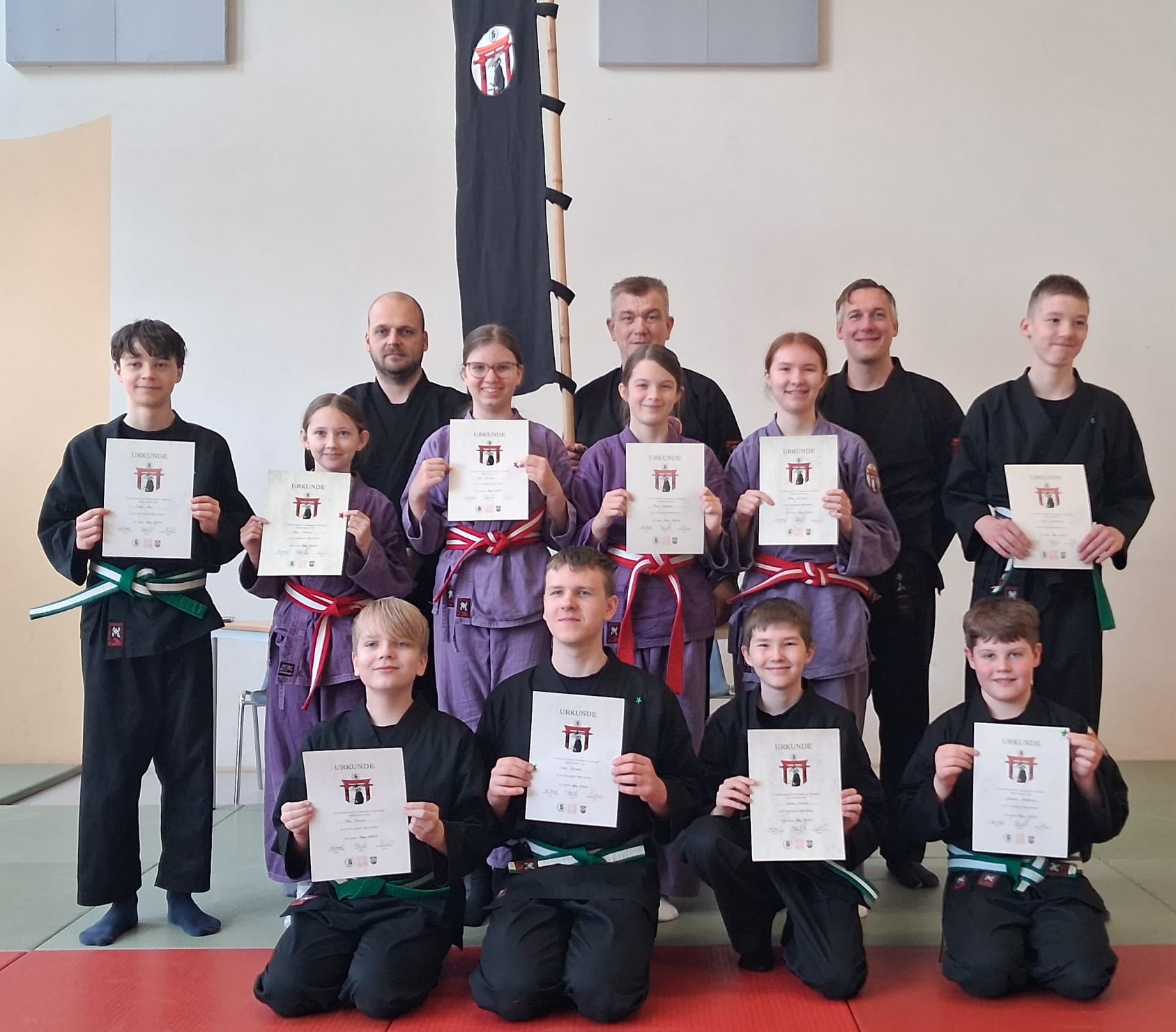 Junge Ninjutsu Schüler meistern ihre Prüfungen